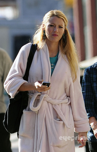  Blake Lively on Gossip Girl set in NYC- August 24th