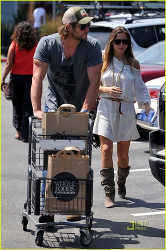  Chris Hemsworth & Elsa Pataky: Grocery Run!