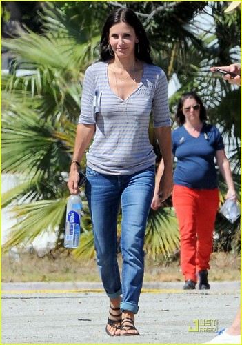  Courteney Cox: 'Cougar Town' Set with Busy Philipps!
