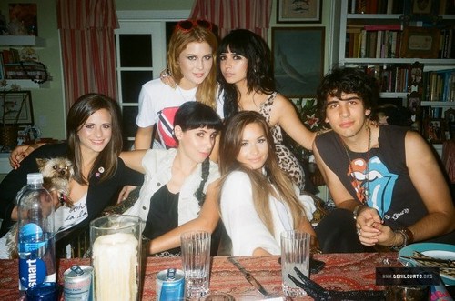 Demi - At Hannah's ディナー Party - August 24, 2011
