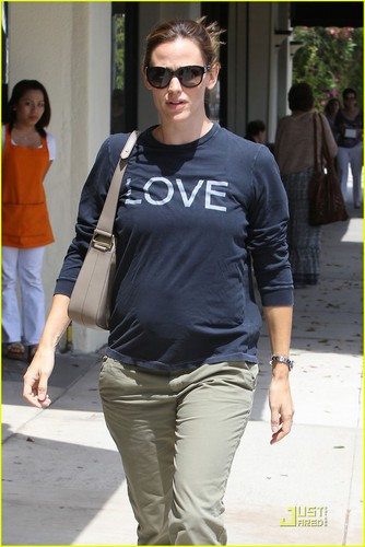  Jennifer Garner: Baby Bump Love
