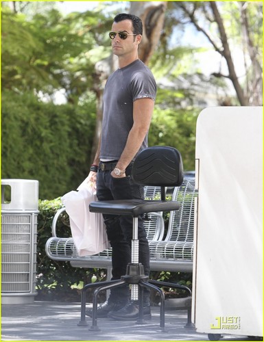  Justin Theroux: Shopping in Beverly Hills!