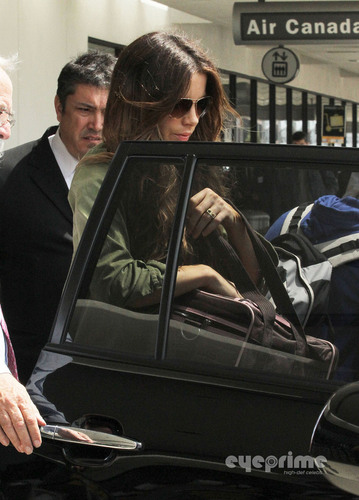  Kate Beckinsale arrives on a flight at LAX, Aug 26