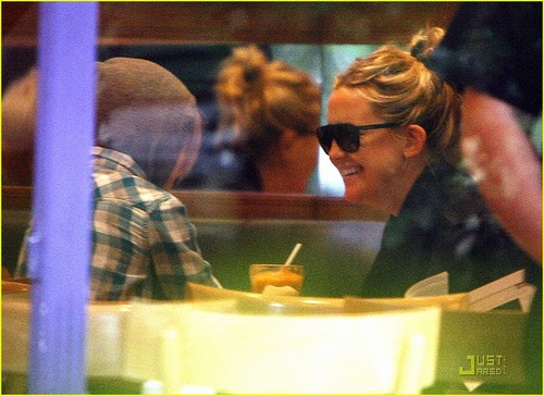  Kate Hudson: লন্ডন Lunch with Ryder!