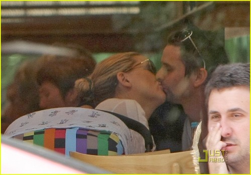 Kate Hudson & Matt Bellamy: Cafe Kiss