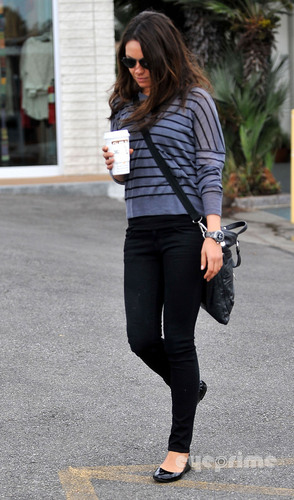  Mila Kunis spotted out getting a coffee in Brentwood, Aug 26