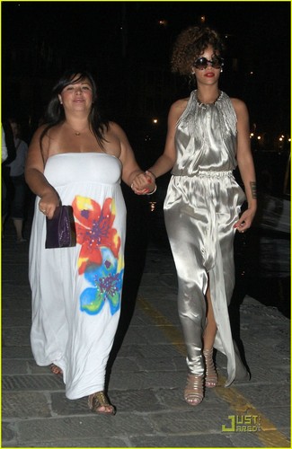 Rihanna: Girls' Night Out in Italy!