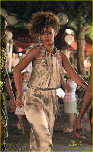  Rihanna: Girls' Night Out in Italy!