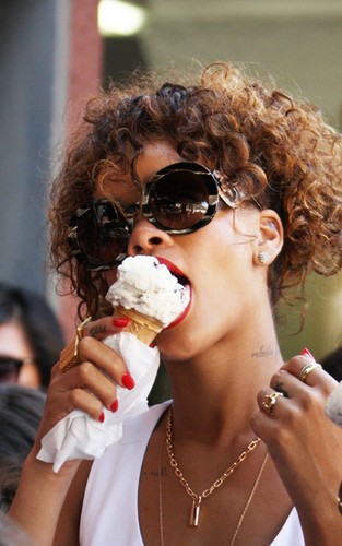  리한나 out for ice cream with 프렌즈 in Portofino (August 24)