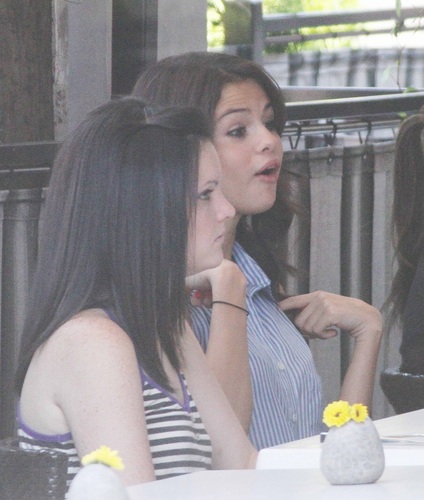  Selena - At a restaurant in Toronto - August 23, 2011