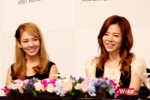 Sunny&HyoYeon attended the 2011-2012 Visit Korea 年