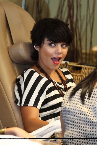 Vanessa - Getting nails done in Studio City - August 26, 2011