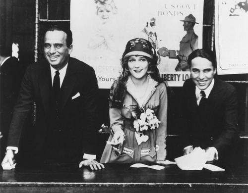  Douglas Fairbanks, Mary Pickford and Charlie Chaplin (1918)