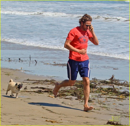  Gerard Butler Strolls the bờ biển, bãi biển with Lolita