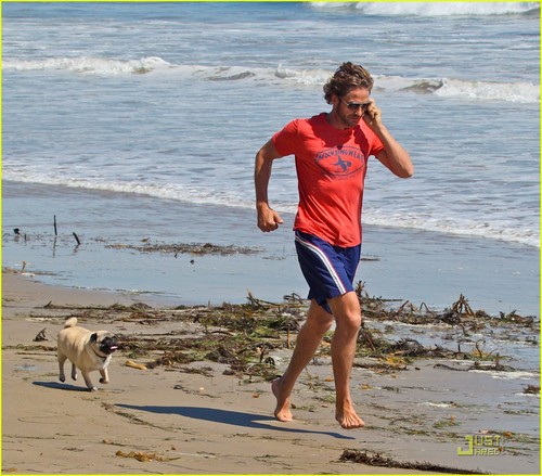 Gerard Butler Strolls the Beach with Lolita