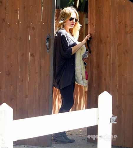  Hilary - Leaves her Yoga Class in Hollywood - August 31, 2011