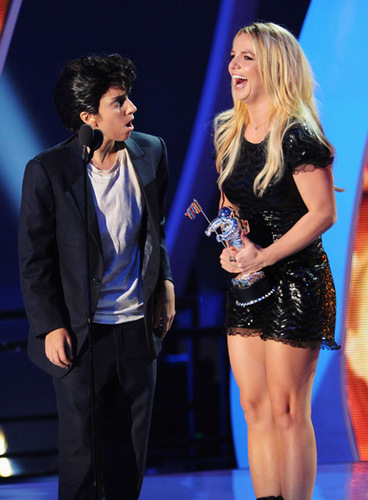  Lady GaGa Presents Britney Spears with 音乐电视 Award