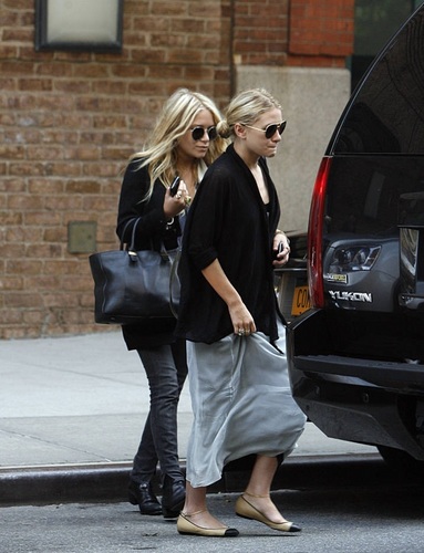 Mary-Kate & Ashley -  Leave a downtown hotel, 04. August , 2011