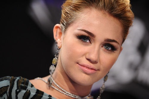  Miley Cyrus ~ 28. August - एमटीवी Video संगीत Awards at the Nokia Theatre in LA : Arrivals