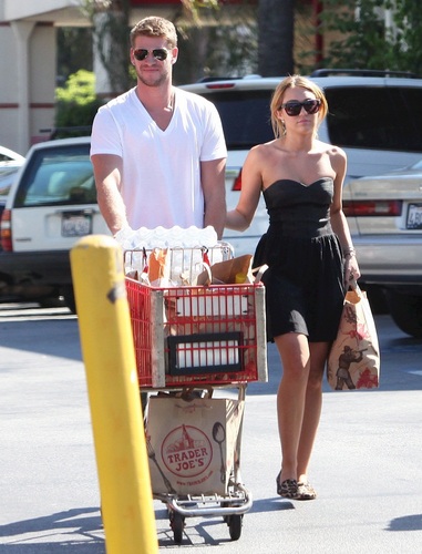  Miley - Shopping with Liam at Trader Joe's in Studio City - August 30, 2011