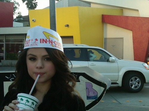  Selena's Twetter Pics...