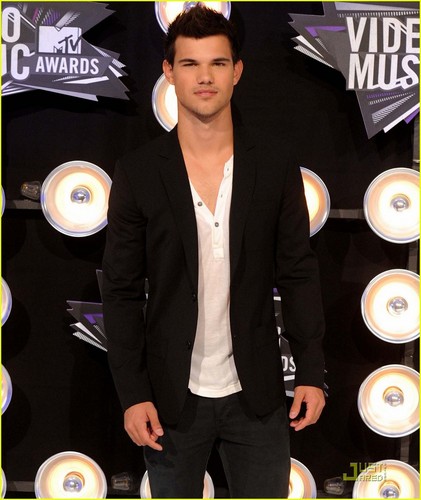  Taylor Lautner - 音乐电视 VMAs 2011 Red Carpet