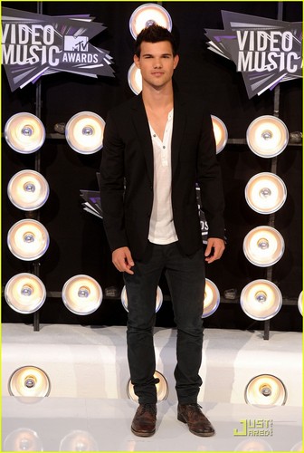  Taylor Lautner - MTV VMAs 2011 Red Carpet