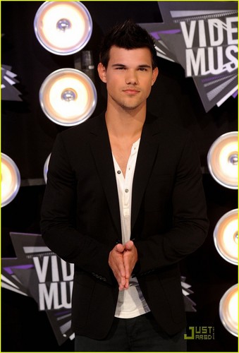  Taylor Lautner - mtv VMAs 2011 Red Carpet