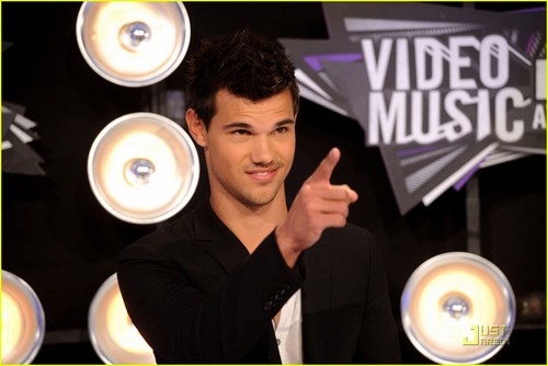  Taylor Lautner - 音乐电视 VMAs 2011 Red Carpet