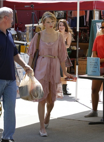  Taylor - Shopping at Melrose and Fairfax flea market in Los Angeles - August 28, 2011