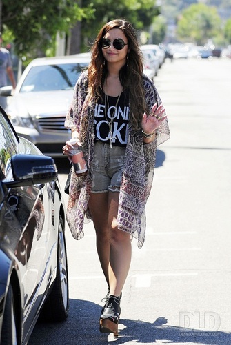  Demi - Shopping in Los Angeles, CA - September 02, 2011