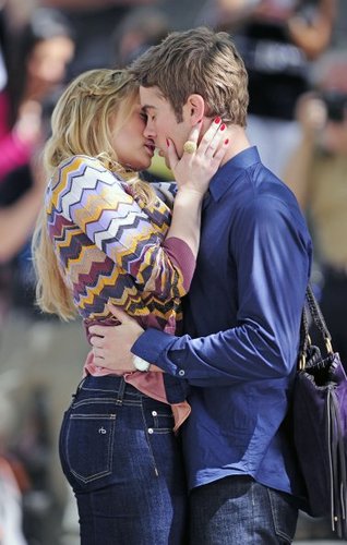  Gossip Girl - Season 5 - Set चित्रो - Kaylee DeFer and Chace Crawford - 1st September 2011