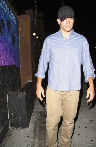  Jake Gyllenhaal Leaving El Cid Restaurant In Los Angeles