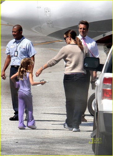  Jennifer Garner & tolet, violet Take Flight
