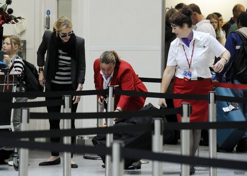  Kate Winslet at Londres Gatwick airport 20.08.2011