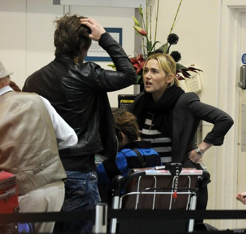  Kate Winslet at ロンドン Gatwick airport 20.08.2011