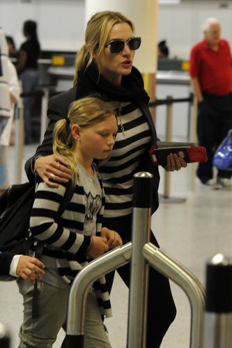  Kate Winslet at লন্ডন Gatwick airport 20.08.2011
