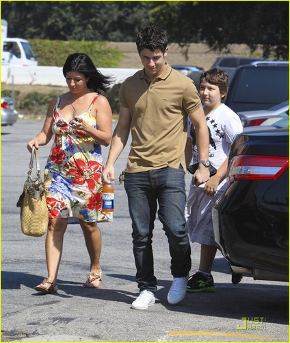  Nick Jonas: Family Fun দিন (09.02.2011) !!!