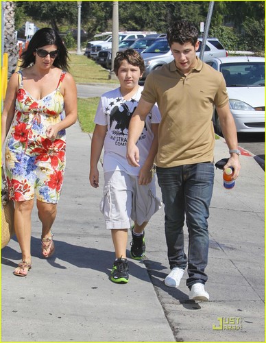  Nick Jonas: Family Fun دن (09.02.2011) !!!