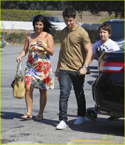  Nick Jonas: Family Fun día (09.02.2011) !!!