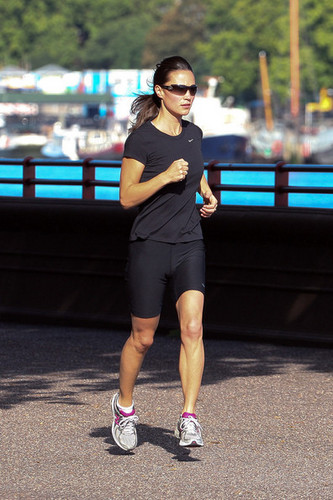  Pippa Middleton Goes for a Jog in लंडन