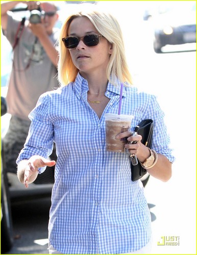  Reese Witherspoon: Sunny Brentwood Visit!