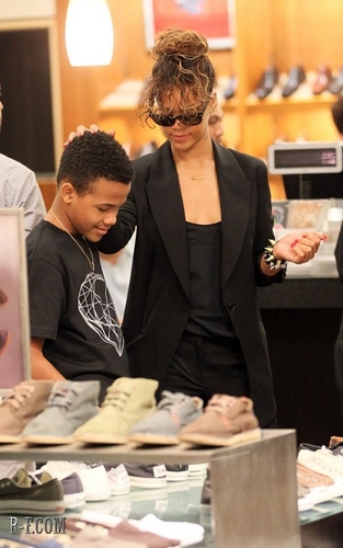 Rihanna - Shopping in Los Angeles - September 03, 2011 