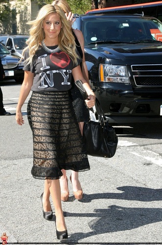  Ashley - Arriving at Luca Luca Fashion প্রদর্শনী in NYC - September 09, 2011