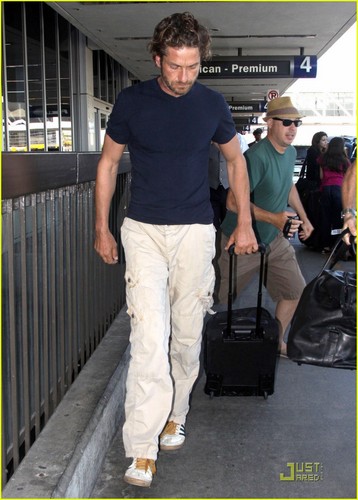  Gerard Butler Lifts Off From LAX!