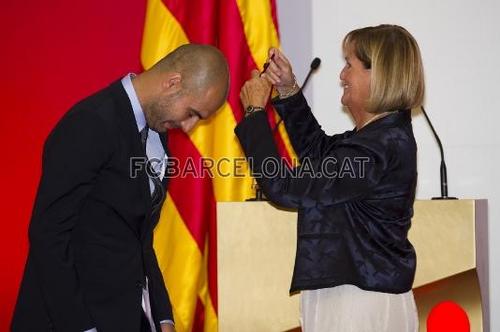  Guardiola receives emas Medal from Parliament of Catalonia