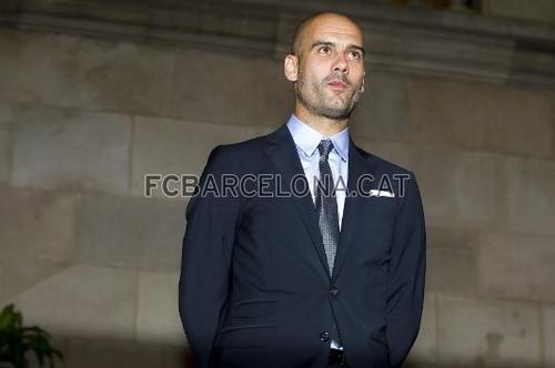 Guardiola receives سونا Medal from Parliament of Catalonia