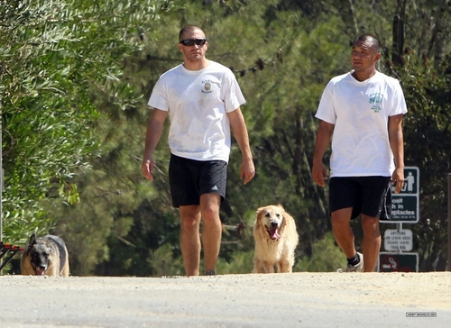 Jake Gyllenhaal Hiking With A Friend At Runyon Canyon In Hollywood