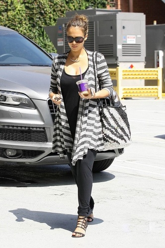  Jessica - Leaving Coffee सेम, बीन & चाय in Beverly Hills - August 31, 2011