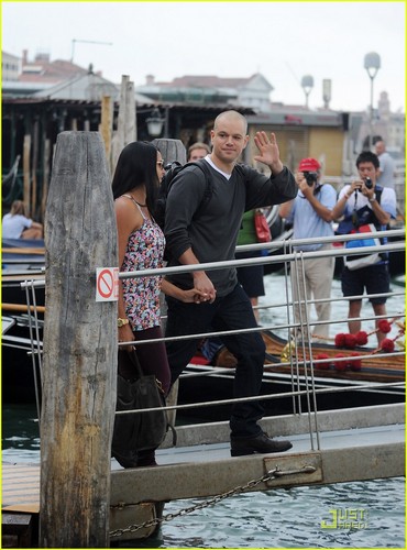  Matt Damon Boards a лодка with Luciana